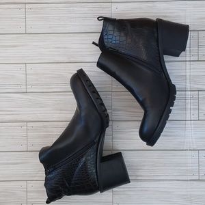 Baretraps HAILE booties. Woman's 10M. Black